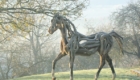 artista-faz-esculturas-de-cavalos-com-troncos_3