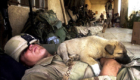 Soldado e cão dividem momento de descanso