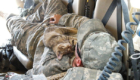 Militar e seu gato no Afeganistão