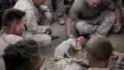 Marinheiros servem comida e leite a cãozinho perdido