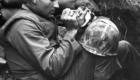 Sargento Frank Praytor alimenta gato órfão, adotado após a mãe do filhote morrer na guerra