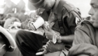 Filhote é alimentado por soldado na Guerra do Vietnã